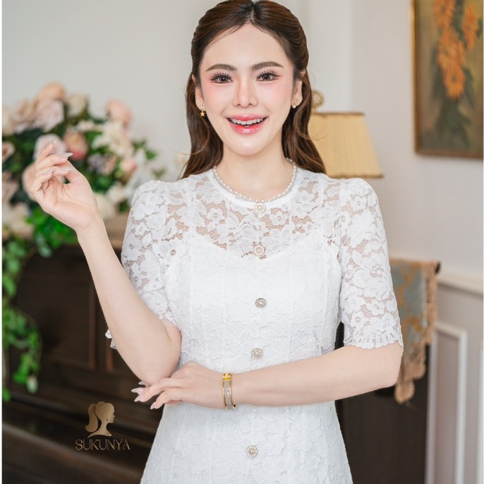 Sukunya 6837 :ชุดเดรสผ้าลูกไม้เกาหลี กระโปรงทรงเอพริ้วๆ แต่งมุกรอบคอ และแต่งกระดุม