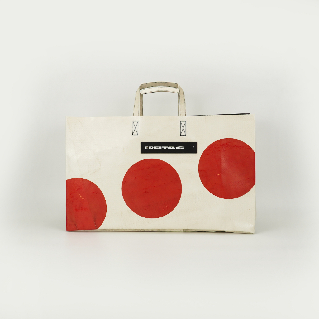 FREITAG F260 MIAMI WIDE ผ้าขาวแนวลุยๆ ผ้าหนานุ่ม ออกเงา ด้านหน้าสกรีนจุดแดง 3 จุด เรียงแนวเฉียงลงตัว