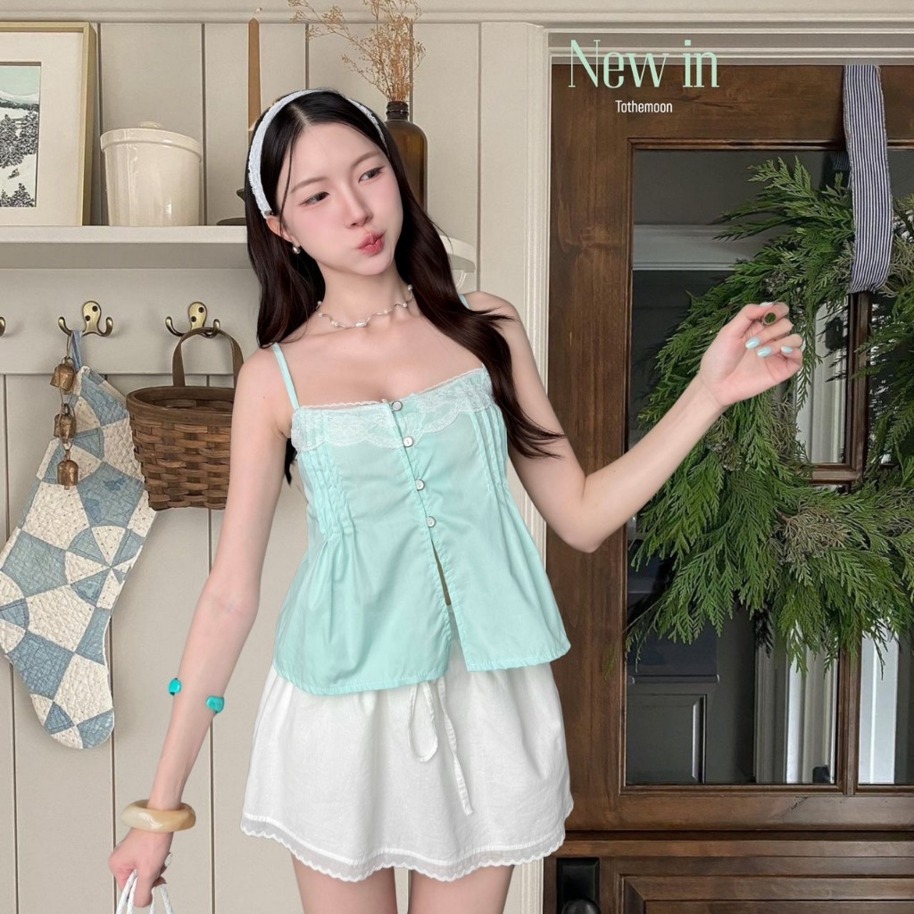 Mia cami : เสื้อครอปสายเดี่ยว เย็บตีเกล็ดหน้า แต่งลูกไม้ซีทรู สายปรับได้ KN.Clothes