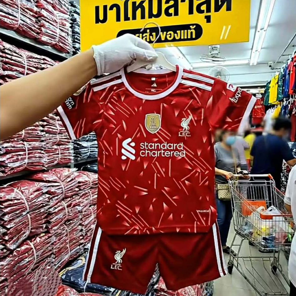 เสื้อบอลเด็กรุ่นใหม่ล่าสุดปี 2026 2027 (เสื้อพร้อม+กางเกง)รุ่น FULL option ติดอาร์มครบทุกโลโก้สปอนเซ
