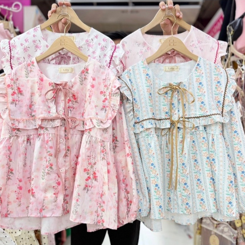 ป้าย Lilly เสื้อผ้าพิมพ์ลายแต่งปกเหลี่ยมกุ้นปก อก 43 นิ้ว ยาว 23 นิ้ว