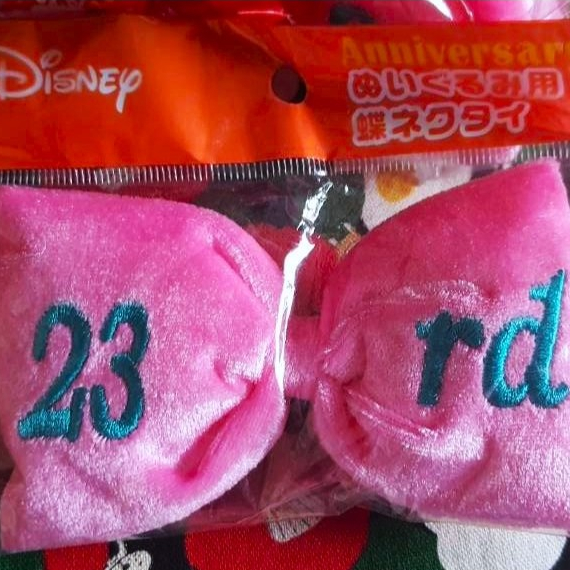 พวงกุญแจ ดิสนีย์ แอนนิเวอร์ซารี Disney Anniversary ปักตัวเลข 23rd โบว์ มินนี่เม้าส์ ของแท้จากญี่ปุ่น