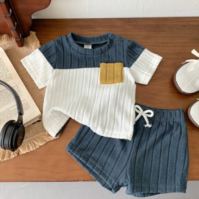 SHEIN Vintaside Kids 2 ชิ้น/เซต ชุดเสื้อยืดลายริ้วและกางเกงสีน้ำเงินสำหรับเด็กวัยหัดเดินผู้ชาย ชุดเบ
