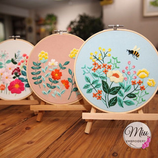 ชุดปักลายดอกไม้และผึ้ง ฟรีสะดึงขนาด 20cm. Beginners Flowers in Garden Embroidery Kit 20cm.