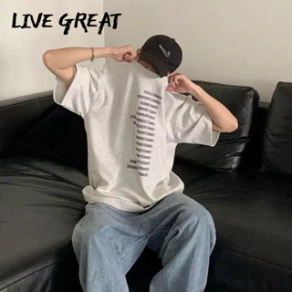 LIVE GREAT เสื้อยืดผู้ชายฤดูร้อนแนวโน้มอเมริกันแนวถนนพิมพ์ครึ่งแขนหลวมสบาย ๆ ทุกการแข่งขันคอกลมแขนสั้น