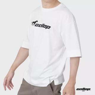 GALLOP : Mens Wear เสื้อ OVER SIZE T-Shirt พิมพ์ลาย Graphic รุ่น โพ้งหลัง GT9135 สี Off-White - ขาว