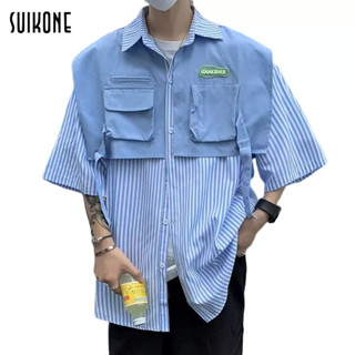 Suikone   เสื้อเชิ้ตผู้ชายแขนสั้นแฟชั่นญี่ปุ่นสไตล์ฮาราจูกุสไตล์ฮ่องกงเสื้อเชิ้ตแขนสั้นลายทางสบายๆใส่ได้ทั้งผู้ชายและผู้หญิง