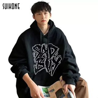 Suikone   เสื้อกันหนาวมีฮู้ดผู้ชาย แฟชั่นสไตล์ฮ่องกง พิมพ์ลายตัวอักษร เสื้อแขนยาว ทรงหลวม ใส่ได้ทั้งชายและหญิง