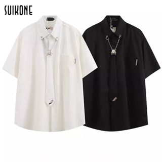 Suikone   เสื้อเชิ้ตผู้ชายแขนสั้นแฟชั่นสีทึบใหม่สไตล์เกาหลีเสื้อเชิ้ตผูกเน็คไทยอดนิยมใส่ได้ทั้งชายและหญิง