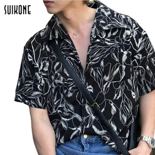 Suikone   เสื้อเชิ้ตแขนสั้นพิมพ์ลายหลวมสไตล์ฮ่องกงแฟชั่นเรียบง่ายเสื้อเชิ้ตสไตล์ฮาวายใส่ได้ทั้งชายและหญิง