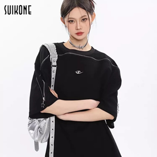 Suikone   ผู้ชายใหม่สไตล์อเมริกันเรโทรสตรีทสไตล์หลวมเสื้อยืดแขนสั้นแฟชั่นเกาหลีคอกลมเรียบง่ายเสื้อยืดยอดนิยมใส่ได้ทั้งชายและหญิง