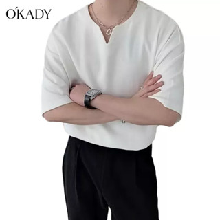 OKADY เสื้อยืดผู้ชายที่เป็นผู้ใหญ่และมั่นคงพร้อมสัมผัสแห่งดีไซน์และสัมผัสแห่งความหรูหราคอวีแขนสั้น