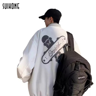 Suikone   เสื้อแจ็คเก็ตผู้ชายแฟชั่นเรียบง่ายสไตล์ฮาราจูกุย้อนยุคเย็บปักถักร้อยเสื้อแจ็คเก็ตเบสบอลแขนยาวสามารถสวมใส่ได้ทั้งชายและหญิง