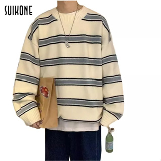 Suikone   เสื้อสเวตเตอร์ผู้ชายแขนยาวแฟชั่นลำลองญี่ปุ่นลายทางหลวมคอกลมสไตล์ฮ่องกงย้อนยุคเสื้อแขนยาวถักใส่ได้ทั้งชายและหญิง