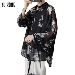 Suikone   เสื้อเชิ้ตลายดอกหลวมสไตล์ฮ่องกงแฟชั่นใหม่สำหรับผู้ชายสไตล์เกาหลีเสื้อเชิ้ตแขนยาวยอดนิยมใส่ได้ทั้งชายและหญิง