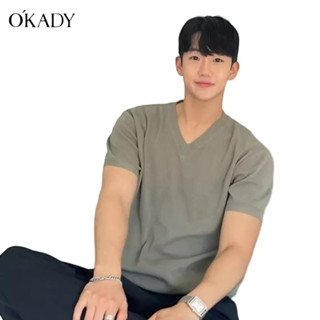 OKADY เสื้อยืดคอวีสไตล์เกาหลีแฟชั่นอินเทรนด์สำหรับผู้ชายวรรณกรรมและศิลปะสีทึบสบายหลวมกระชับแขนสั้น