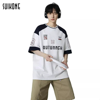 Suikone   เสื้อยืดผู้ชายแขนสั้นสไตล์อเมริกันหนุ่มหล่อมอเตอร์ไซค์แขนสั้นหลวมสบาย ๆ เสื้อยืดสีตัดกันใส่ได้ทั้งชายและหญิง