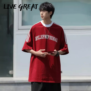 LIVE GREAT เสื้อยืดผู้ชายใหม่เรียบง่ายเย็บปักถักร้อยแขนสั้นย้อนยุคสามแถบลำลองหลวมเสื้อยืดผู้ชาย