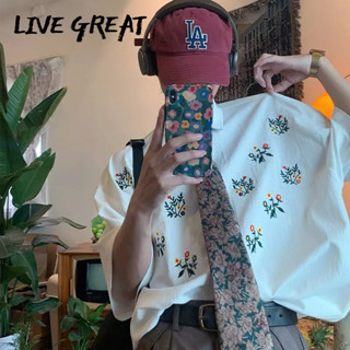 LIVE GREAT เสื้อเชิ้ตผู้ชายแนววินเทจทรงหลวมสไตล์ฮ่องกง เสื้อเชิ้ตผู้ชายญี่ปุ่นย้อนยุคแขนสั้นปักดอกไม้เล็กๆ