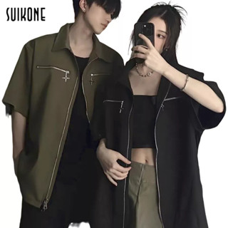 Suikone  เสื้อเชิ้ตแขนสั้นซิปโลหะสไตล์อเมริกันใหม่สำหรับผู้ชายแฟชั่นเสื้อเชิ้ตสีทึบหลวมเรียบง่ายสามารถสวมใส่ได้ทั้งชายและหญิง