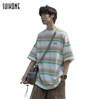 Suikone   เสื้อยืดแขนสั้นลายทางใหม่ประจำวันของผู้ชายแฟชั่นสไตล์ฮ่องกงและเสื้อยืดสไตล์คนเมืองใส่ได้ทั้งชายและหญิง