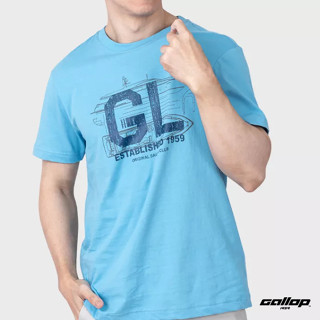 GALLOP : เสื้อยืดผ้าคอตตอนพิมพ์ลาย Graphic Tee รุ่น GT9148 สี Blue Sky - ฟ้า / ราคาปกติ 790.-