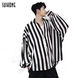 Suikone   เสื้อเชิ้ตผู้ชายแขนยาวแฟชั่นสไตล์เกาหลีเสื้อเชิ้ตลายทางทรงหลวมใส่ได้ทั้งชายและหญิง