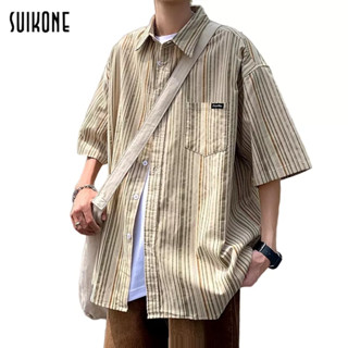 Suikone  เสื้อเชิ้ตลายทางย้อนยุคสไตล์ญี่ปุ่นสไตล์ฮาราจูกุของผู้ชายใหม่หลวมสบาย ๆ แขนสั้นด้านบน