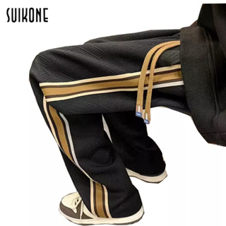 Suikone กางเกงขายาวผู้ชาย ลายทางใหม่ กางเกงกีฬาลำลอง ปักโลโก้ ทรงหลวม แฟชั่นอินเทรนด์ แบรนด์