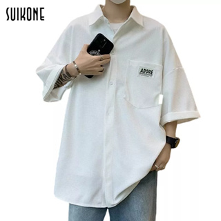 Suikone   เสื้อเชิ้ตผู้ชาย แขนสั้น แฟชั่น เรียบง่าย สไตล์ฮาราจูกุ เสื้อเชิ้ตคอพับ ใส่ได้ทั้งผู้ชายและผู้หญิง