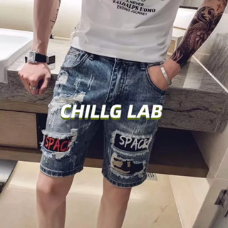 CHILLG LAB กางเกงขาสั้นฤดูร้อนบางวินเทจฉีกยีนส์ผู้ชายหลวมตรงกางเกงห้าจุดผู้ชายรุ่นเกาหลีแนวโน้มกางเกง 5 จุด