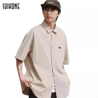 Suikone   เสื้อเชิ้ตแขนสั้นสีทึบแฟชั่นใหม่สำหรับบุรุษสไตล์ญี่ปุ่นเสื้อเชิ้ตสไตล์วิทยาลัยอเมริกันที่เรียบง่ายสามารถสวมใส่ได้ทั้งชายและหญิง