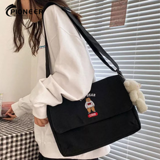 Pioneer MensBag  สไตล์ญี่ปุ่นความรู้สึกวินเทจแบบกระปรี้กระเปร่าหมีปักลายการ์ตูนน่ารักกระเป๋าสะพายผ้าใบนักเรียน unisex