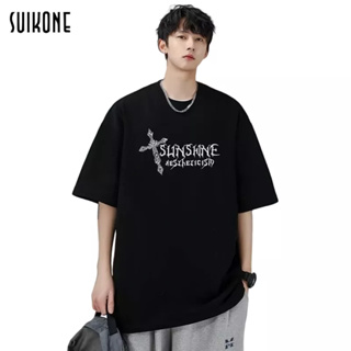 Suikone   เสื้อยืดผู้ชายแขนสั้นแฟชั่นสไตล์ฮ่องกงพิมพ์ตัวอักษรเสื้อยืดลำลองยอดนิยมสไตล์คนเมืองแขนสั้นใส่ได้ทั้งชายและหญิง