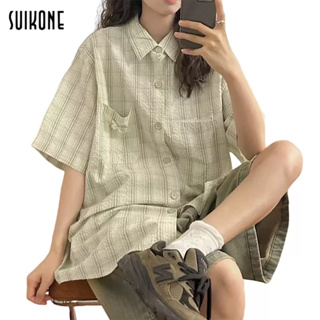 Suikone   เสื้อเชิ้ตผู้ชาย แขนสั้น แฟชั่นลำลอง สไตล์วิทยาลัยญี่ปุ่น เสื้อเชิ้ตลายสก๊อตทรงหลวม ใส่ได้ทั้งชายและหญิง