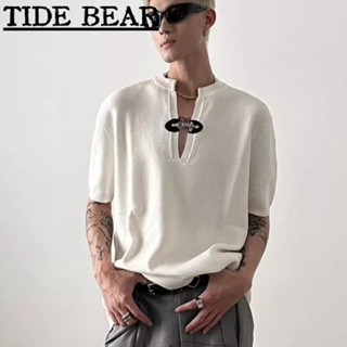 TIDE BEAR เสื้อถักผู้ชาย เกาหลีย้อนยุคแขนสั้นลำลอง สีทึบโลหะหัวเข็มขัดคอวีคู่ฮิปฮอปแฟชั่นสูง