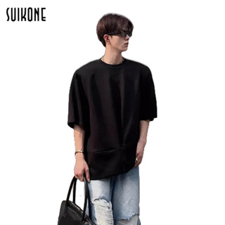 Suikone   เสื้อยืดคอกลมแขนสั้นผู้ชายสไตล์อเมริกันปลายสูงสไตล์เกาหลีกุ๊นซิปประกบรูปเงาดำหล่อสบาย ๆ