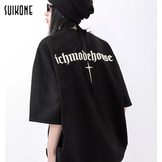 Suikone   เสื้อยืดผู้ชายแฟชั่นแขนสั้นพิมพ์ลายตัวอักษรเสื้อยืดหลวมคอกลมแขนสั้นท็อปใส่ได้ทั้งชายและหญิง