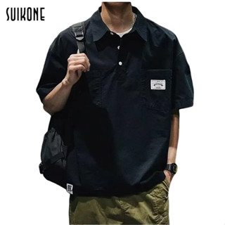 Suikone    เสื้อโปโลผู้ชายใหม่เรียบง่ายของญี่ปุ่นแฟชั่นสไตล์ฮาราจูกุสีทึบเสื้อยืดแขนสั้น