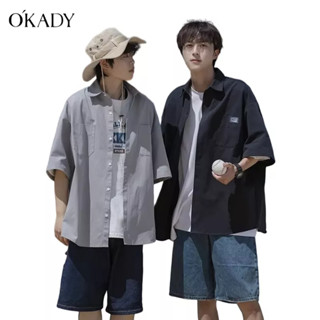 OKADY เสื้อเชิ้ตแขนสั้นสีทึบแฟชั่นสำหรับผู้ชายอินเทรนด์ใหม่คอสี่เหลี่ยมเรียบง่ายอินเทรนด์ในด้านบน