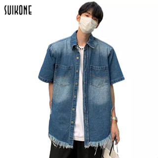 Suikone   เสื้อเชิ้ตผู้ชายแขนสั้นแฟชั่นสไตล์สตรีทอเมริกันวินเทจยีนส์เชิ้ตหลวมสบาย ๆ พับปกแขนสั้นด้านบนผู้ชายและผู้หญิงสามารถสวมใส่ได้