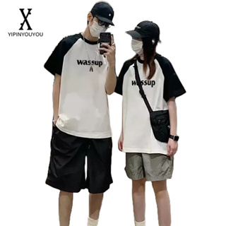 YIPINYOUYOU  เสื้อยืดผู้ชายแฟชั่นแขนสั้นคอกลมพิมพ์ลายตัวอักษรเรียบง่ายใส่ได้ทั้งชายและหญิง