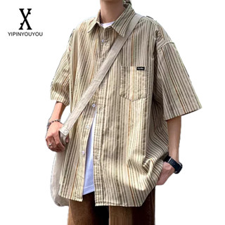 YIPINYOUYOU   เสื้อเชิ้ตลายทางย้อนยุคสไตล์ญี่ปุ่นสไตล์ฮาราจูกุของผู้ชายใหม่หลวมสบาย ๆ แขนสั้นด้านบน