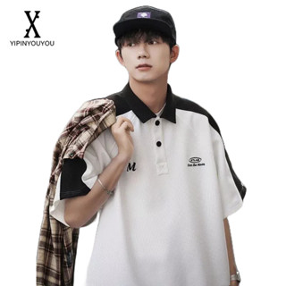 YIPINYOUYOU  เสื้อโปโลผู้ชายแฟชั่นใหม่ที่เรียบง่ายของญี่ปุ่นหลวมประกบเสื้อผ้าแฟชั่นผู้ชายยอดนิยมเสื้อยืดแขนสั้น