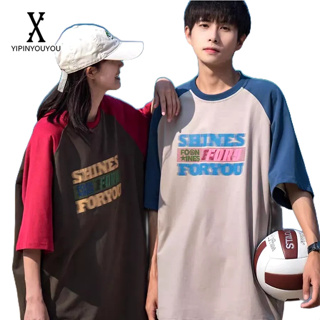 YIPINYOUYOU  เสื้อยืดคอกลมแขนสั้นแฟชั่นสไตล์เกาหลีพิมพ์ลายตัวอักษรสำหรับผู้ชายใส่ได้ทั้งชายและหญิง