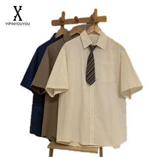 YIPINYOUYOU  เสื้อเชิ้ตแขนสั้นแฟชั่นสไตล์ฮาราจูกุสำหรับผู้ชายสไตล์วิทยาลัยญี่ปุ่นเสื้อเชิ้ตสีทึบ (ผูกเน็คไท)