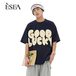 ESEA เสื้อยืดผู้ชาย เสื้อยืดผู้ชาย สไตล์อเมริกัน เสื้อยืดหลวม ชุดคู่รัก อินเทรนด์ แขนสั้นผู้ชาย