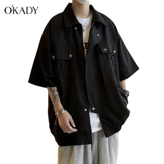 OKADY เสื้อเชิ้ตแขนสั้นเด็กชายสีดำ วัยรุ่น สไตล์ฮ่องกง เสื้อเชิ้ตทรงหลวมลำลอง