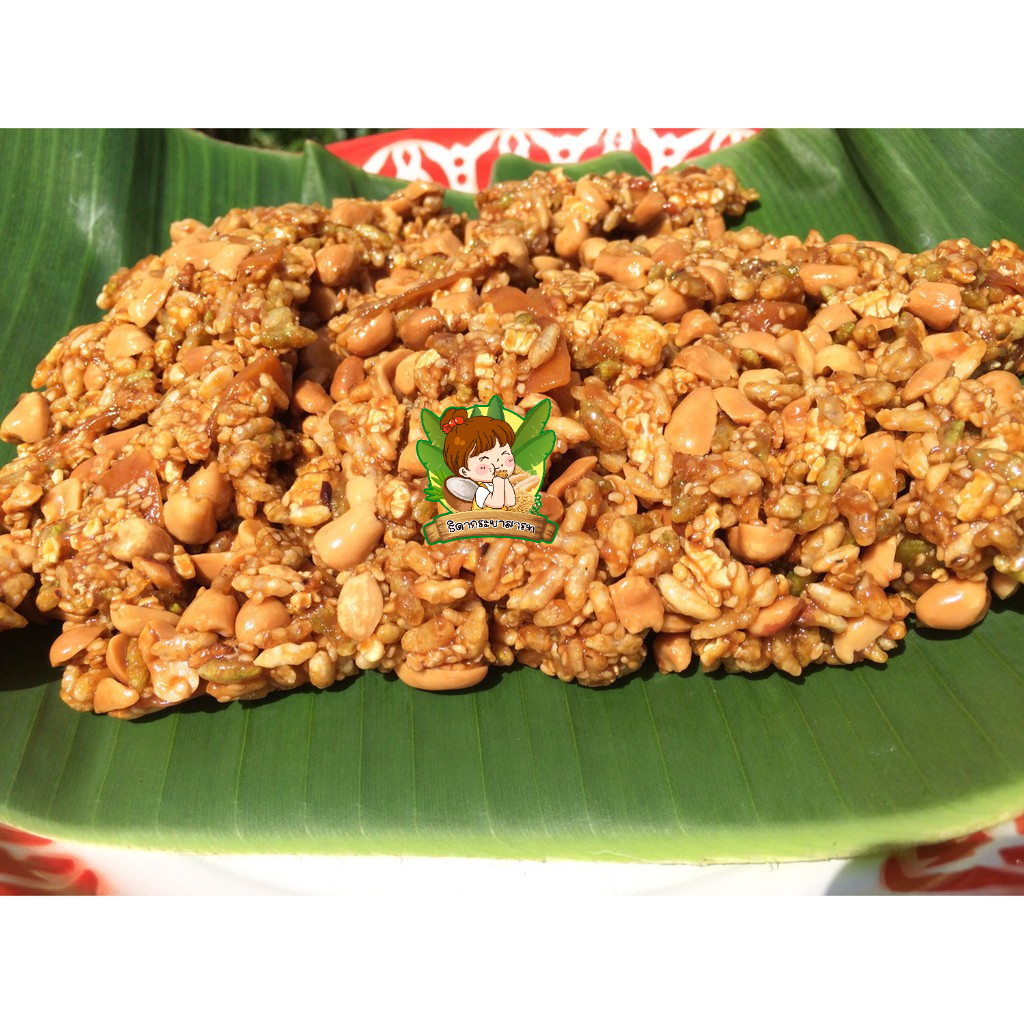 กระยาสารทมะพร้าวอ่อน ขนมไทย ทำจากถั่ว งา ข้าวคั่ว เมล็ดธัญพืช ของกินที่ใช้น้ำตาลมะพร้าว สดใหม่ สะอาด byธิดากระยาสารท