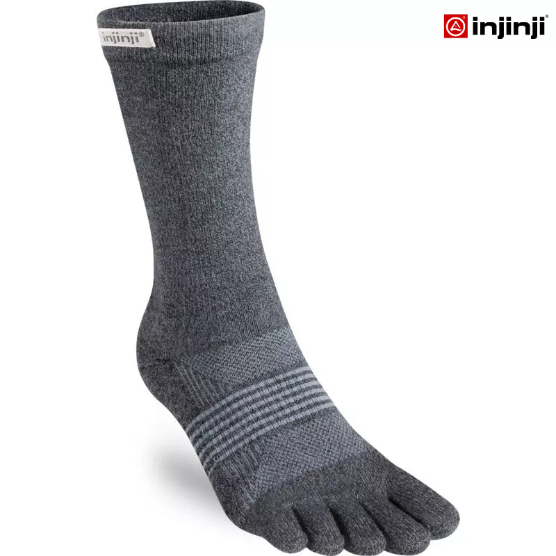 INJINJI ถุงเท้าวิ่งแยกนิ้ว ผู้หญิง วิ่งเทรล WOMEN TRAIL MIDWEIGHT CREW GRANITE เทรล สีเทา น่องสูง